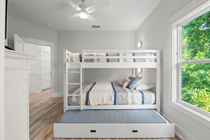 Habitación luminosa y alegre con una cama doble y una cama nido extraíble para mayor espacio. Los tonos suaves de la costa y la luz natural hacen de este el lugar perfecto para que los niños o adolescentes se relajen después de un día lleno de diversión. ¡Las fiestas de pijamas ahora son aún mejores! ✨
