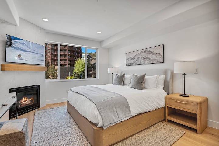 Spálňa 2: manželská posteľ s prístupom na balkón, plynový krb a televízor
