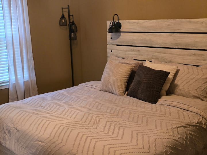 חדר שינה ראשי בקומה הראשונה