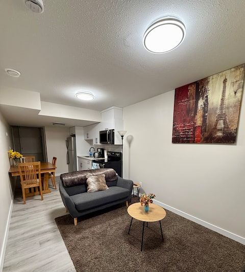 Successful Airbnb property: Newly Built Cozy Cove Suite in The Greens On Gardiner