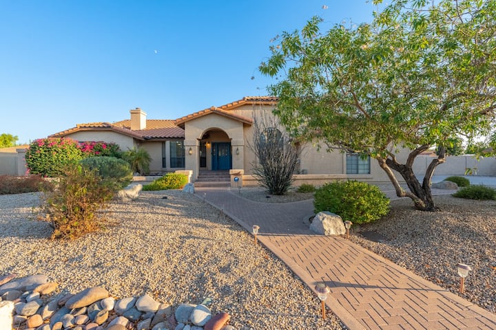 Glendale Paradise | Pool | Pickleball | Putt-Putt