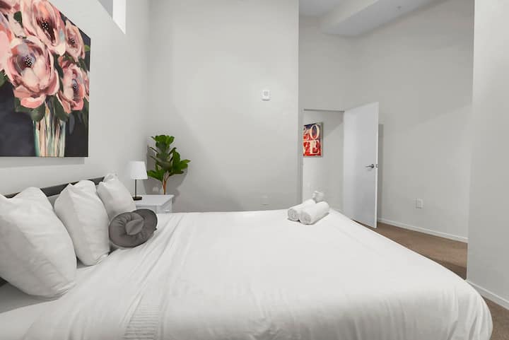 נוחו בקלות בחדר השינה הנוח עם מיטה רכה, מצעים רכים ומקום אחסון שופע. הוא תוכנן כמקום מפלט מרגיע, והוא המקום המושלם להיטען ולהתעורר רעננים ליום נוסף של הרפתקאות.