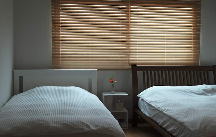 1 cama individual súper (1200×2000 mm), 1 cama doble tamaño queen (1500×2000 mm)
(También se proporciona ropa de cama individual para camas tamaño king)
, es decir, 2 proporcionados)

Fresco en verano y cálido en invierno  
Ropa de cama diferente para verano e invierno.