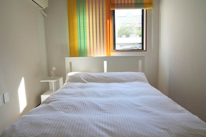 1 cama doble tamaño queen (1500×2000), espacio privado para dos