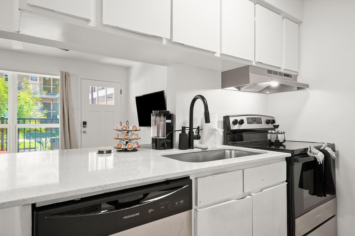 Modern, Central Austin Apt | Fully Equipped