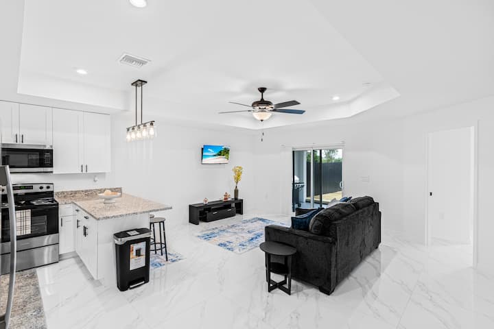 House For Up To 8/ Lehigh - Lehigh Acres, FL