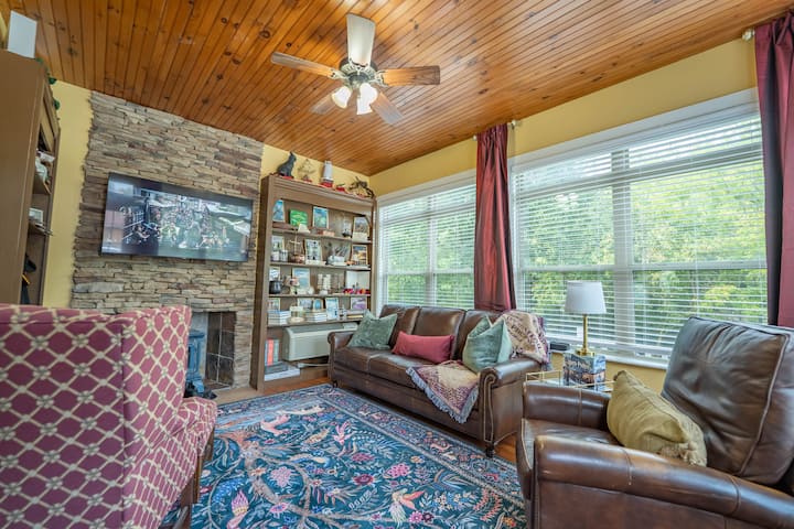 Wizard House + Hot Tub, Private Creek, Large Yard - Walland, TN