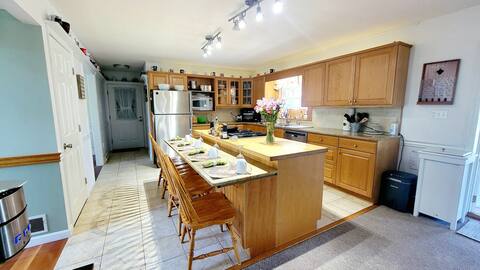 1 Acre yard | Hot Tub | 2 Miles from Bucknell U