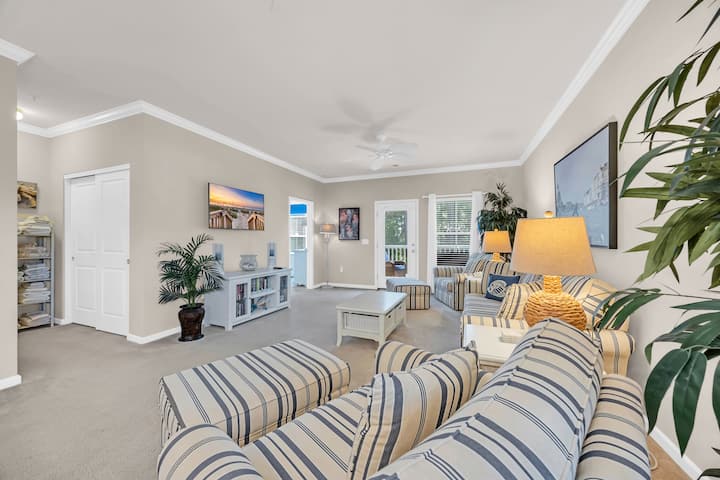 Sala de estar relajante con fácil acceso al balcón cerrado.

Playa, Barefoot Resort, privado, apto para familias, golf, piscinas, océano