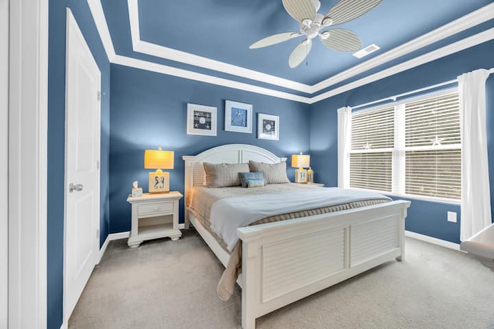 Retiro de la suite principal con una decoración acogedora y acceso directo a tu propio baño privado. El espacioso dormitorio tamaño king incluye ropa de cama lujosa, televisor inteligente y ventilador de techo. 

Playa, Barefoot Resort, privado, apto para familias, golf, piscinas, océano