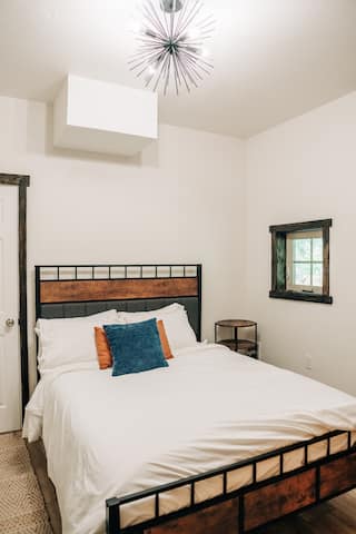 Bedroom 4 – Queen