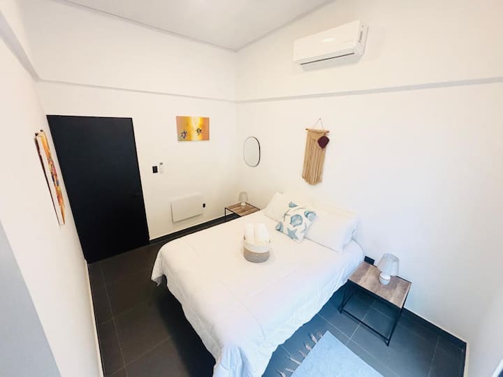 Deuxième chambre avec lit double et climatisation