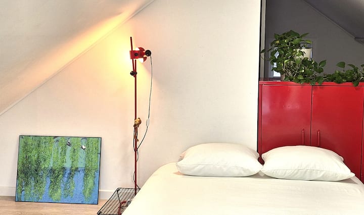 U Jeonjuu možete uživati u umjetnikovom radu u ugodnoj sobi na krovu gdje možete osjetiti atmosferu potkrovlja, a povezana je s vanjskim prostorom!
Oprez!!! Morate biti oprezni s vratima kad izlazite u vanjski prostor. Padaju!