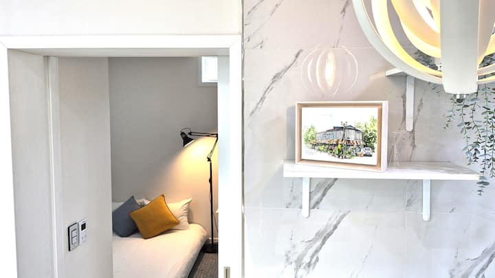 To je udobna glavna spavaća soba u kojoj možete uživati u domaćinovim akvarelima.