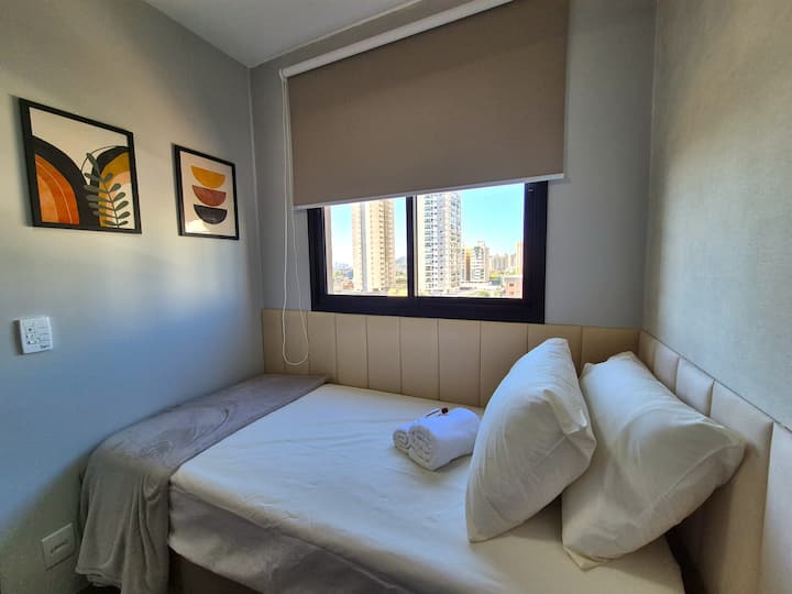 Ambiente luminoso y cómodo, ideal para una buena noche de sueño.