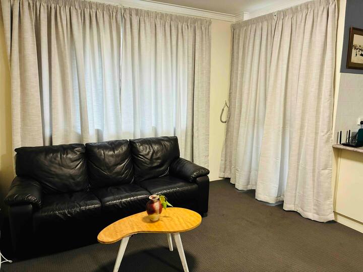 Treetops Apartment - Peaceful And Central - Queanbeyan