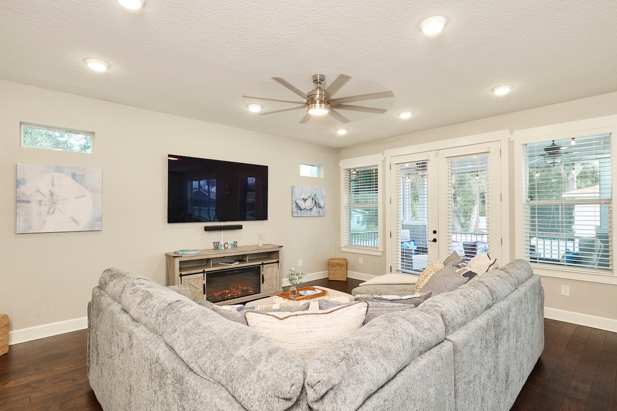 استمتع بمنطقة المعيشة المفتوحة مع أريكة للنوم لجميع وسائل الترفيه والاسترخاء أثناء إقامتك.