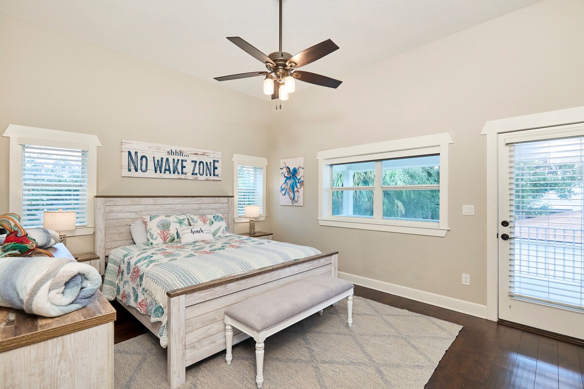 غرفة النوم الرئيسية فسيحة للغاية وتحتوي على سرير مريح بحجم كينج كاليفورنيا وحمام خاص.