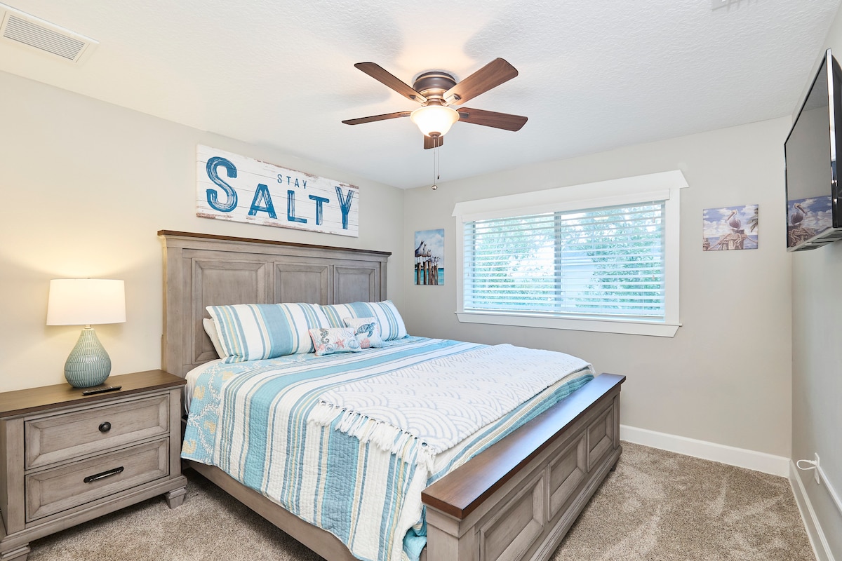 تحتوي غرفة النوم في الطابق العلوي على سرير مريح بمقاس كينج، والحمام في آخر الرواق.