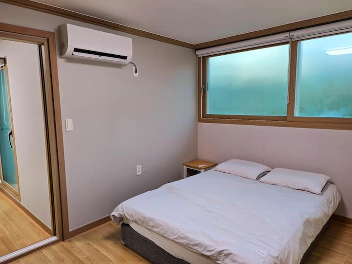 二楼卧室，配有标准双人床和空调（2楼标准双人床卧室，带空调）