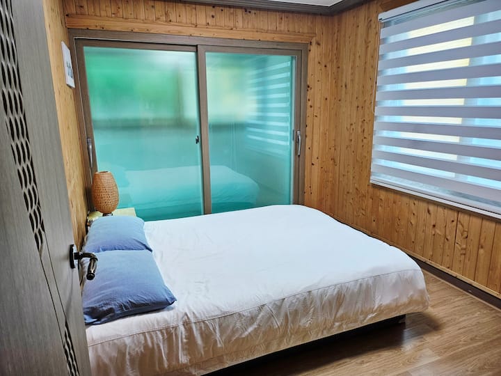 标准双人床卧室，木质内饰，百叶窗（暖色调木质标准双人床卧室）