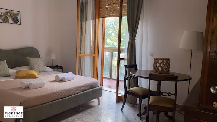 ห้องนอนคู่กว้างขวางและสว่างไสว มีประตูหน้าต่างที่เข้าถึงระเบียงและทีวี