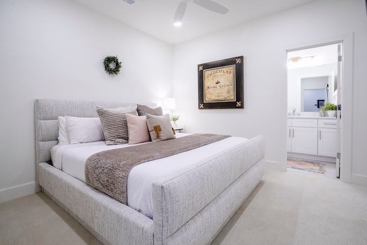 Relájate en un refugio acogedor diseñado para el descanso absoluto, con sábanas suaves y un ambiente tranquilo que garantiza una buena noche de sueño.