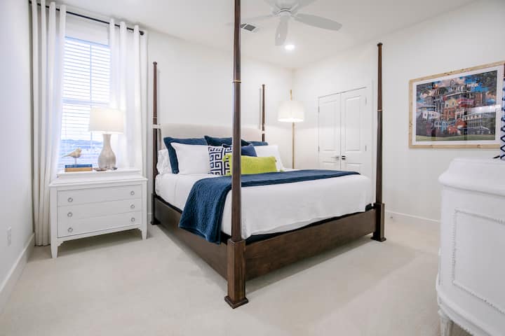 Diseñado con esmero, con toques modernos y mucho confort, este acogedor dormitorio combina relajación y encanto en un espacio de descanso.