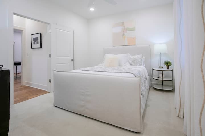 Escápate a una habitación tranquila y solo para ti, perfecta para descansar o simplemente disfrutar de un momento de paz lejos de todo.