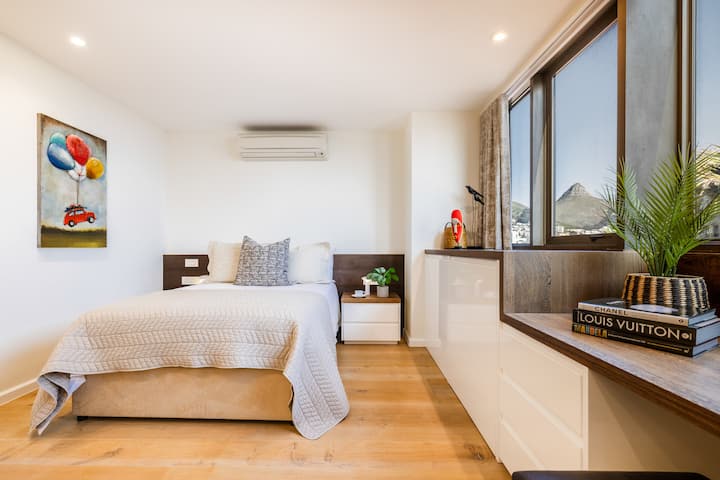 חדר שינה 4 - מיטה זוגית, מיזוג אוויר/תנור חימום, שולחן, נוף צדדי לים, חדר רחצה צמוד עם מקלחת מעל האמבטיה
