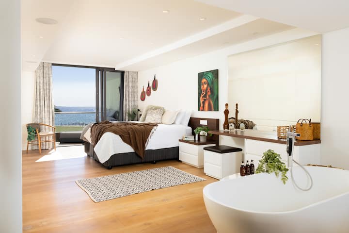 חדר שינה שלישי למטה - מיטת קינג סייז, מיזוג אוויר / חימום, נוף לים, חדר רחצה צמוד עם אמבטיה עומדת ומקלחת זכוכית סגורה, שירותים נפרדים, כיורים כפולים.
