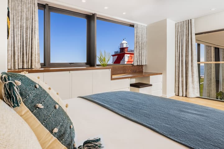 חדר שינה 2 למעלה - מיטה זוגית, מיזוג אוויר/תנור חימום, שולחן, נוף לים, חדר רחצה צמוד עם מקלחון
