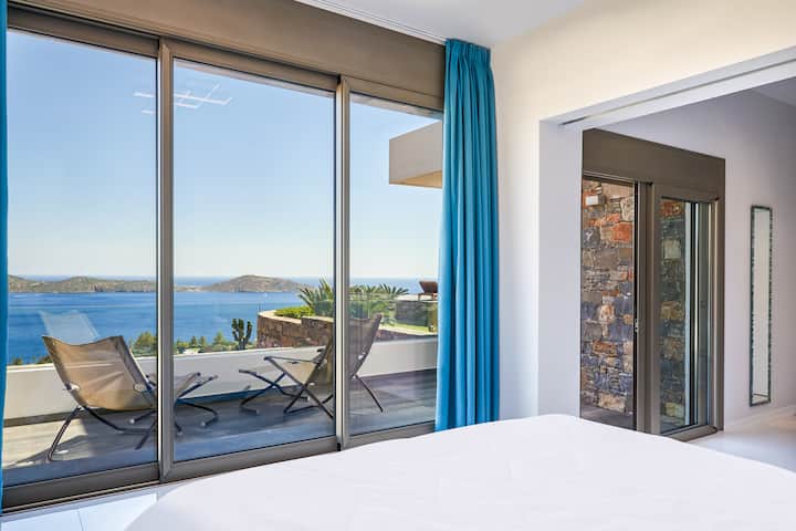 קומת קרקע: חדר שינה עם מיטת קינג סייז, חדר רחצה צמוד וגישה למרפסת