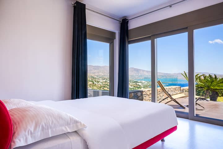 קומת קרקע: חדר שינה עם מיטת קינג וגישה למרפסת