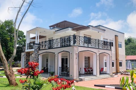Grand Modern Luxury Resort-Like Private FamilyHome
