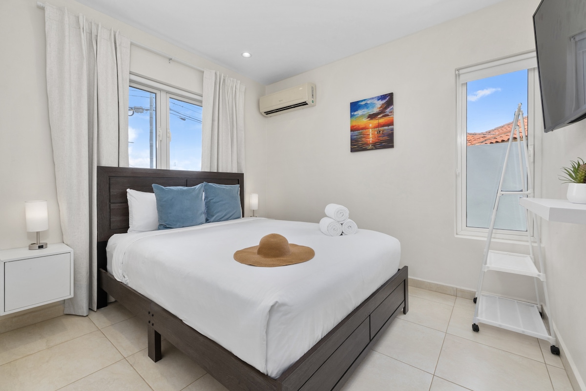 Ნათელი და ჰაეროვანი საძინებელი კონდიციონერით გრილი ძილისთვის.