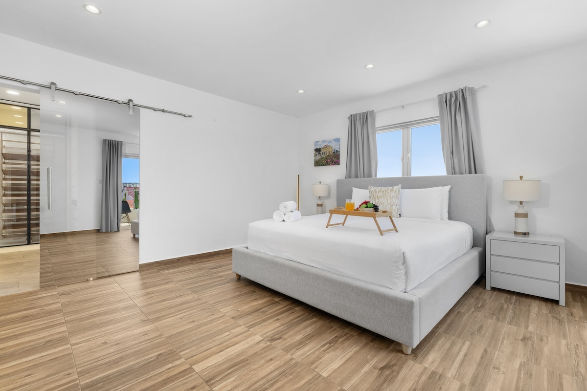 Ოთახი დახვეწილი ხელოვნების ნიმუშებითა და ახალი თეთრეულით განტვირთვისთვის.