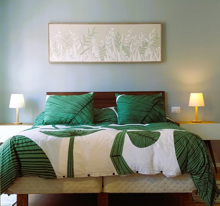 להיטען בחלל הנוח שלנו. להירגע אחרי הסיורים בעיר. אנחנו מציעים מצעים ומגבות נקיים. בנוסף, יש לנו מייבש שיער ומגהצים לחפצים שלכם, כדי להבטיח שהייה נעימה