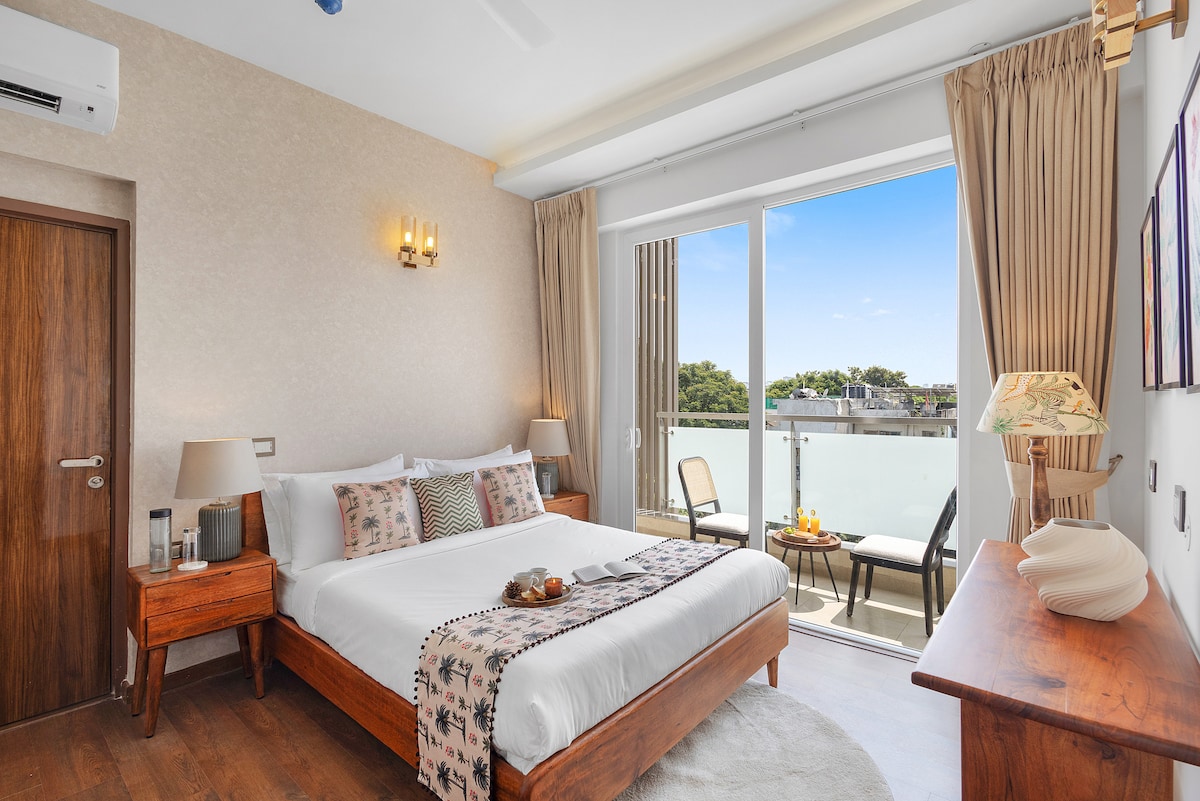 Bright and inviting bedroom with a comfortable bed and modern furnishings — a quiet retreat for restful sleep.