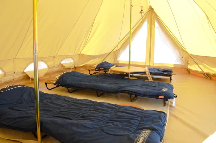 ซึ่งแตกต่างจาก "แคมป์ปิ้งหรู" ไม่ใช่เตียงนุ่มๆแต่เรามีเตียง (เตียงแคมป์ปิ้ง) ถุงนอนและหมอนให้ตามจำนวนผู้เข้าพัก
ค่ำคืนในถุงนอนของคุณในขณะที่สัมผัสธรรมชาติจะยาวนานและน่าจดจำ