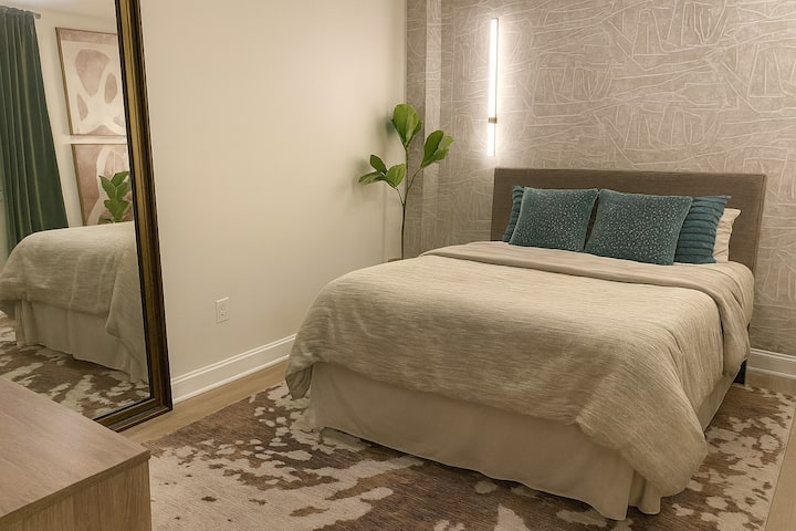 Retraite confortable avec des draps doux et un éclairage chaleureux et réglable. Un lit confortable et un design luxueux pour des nuits reposantes et des matins rafraîchissants.