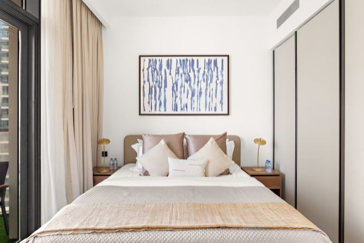 Удобна спална соба со луксузен брачен кревет, висококвалитетна постелнина и доволно простор за гардероба.