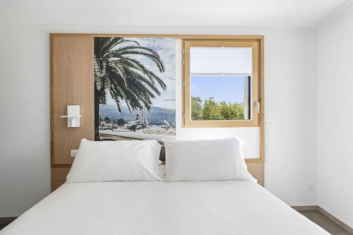 La habitación luminosa y confortable con su gran cama King-Size, armario de almacenamiento, aire acondicionado y TV.  Proporcionamos ropa de calidad, mantenida en lavandería profesional