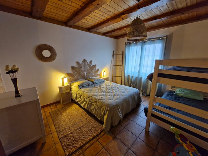 Уютна стая с двойно легло 140x190, 2 двуетажни легла 90x190, 3 чекмеджета и гардероб. Налична е маса за повиване. 2 нощни лампи и сушилня за кърпи от бамбук. 