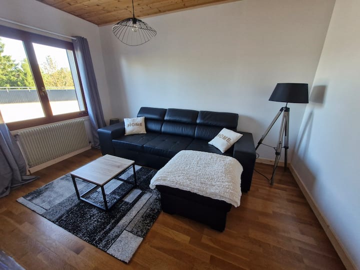 Всекидневна с разтегателен диван за 2 души. LED телевизор. 