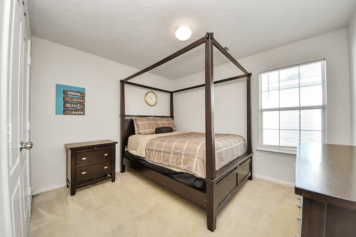 Cama Queen Canopy. Digna de una... bueno, ya sabes el resto 