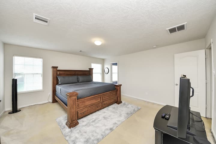 Dormitorio principal con cama tamaño king, baño privado completo y TV de alta definición. 