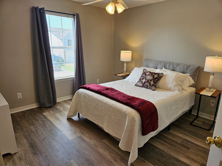 Spálňa na poschodí s novou manželskou posteľou a matracom DreamCloud a ďalšou rýchlo nafukovacou manželskou posteľou a posteľnou bielizňou navyše. Zatemňovacie závesy a stropný ventilátor zabezpečujú pokojný spánok. Veľká skriňa s regálom na batožinu a malou komodou. Pripojená plne vybavená kúpeľňa.