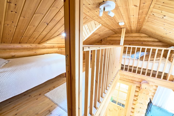 לופט עם מיטת יחיד אחת ומיטת זוגית אחת בגודל 120 ס"מ.