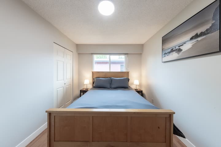 Pohodlná spálňa s útulnou manželskou posteľou s čistou posteľnou bielizňou a mäkkými vankúšmi. Ideálne na pokojný spánok v tichom a relaxačnom priestore. Ideálne pre sólo cestovateľov alebo páry.